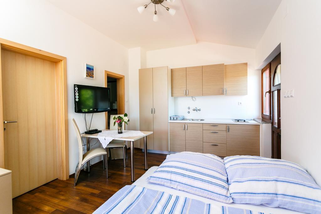 Apartments Josip Pinezići Pokoj fotografie
